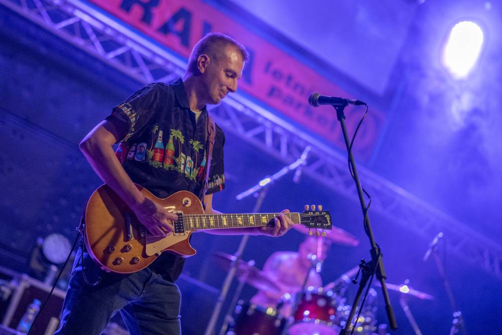 Letní parket ve Výravě se potýkal s výpadky elektřiny. Na pódiu bavili Pražský výběr, Vanua 2 a Vendetta