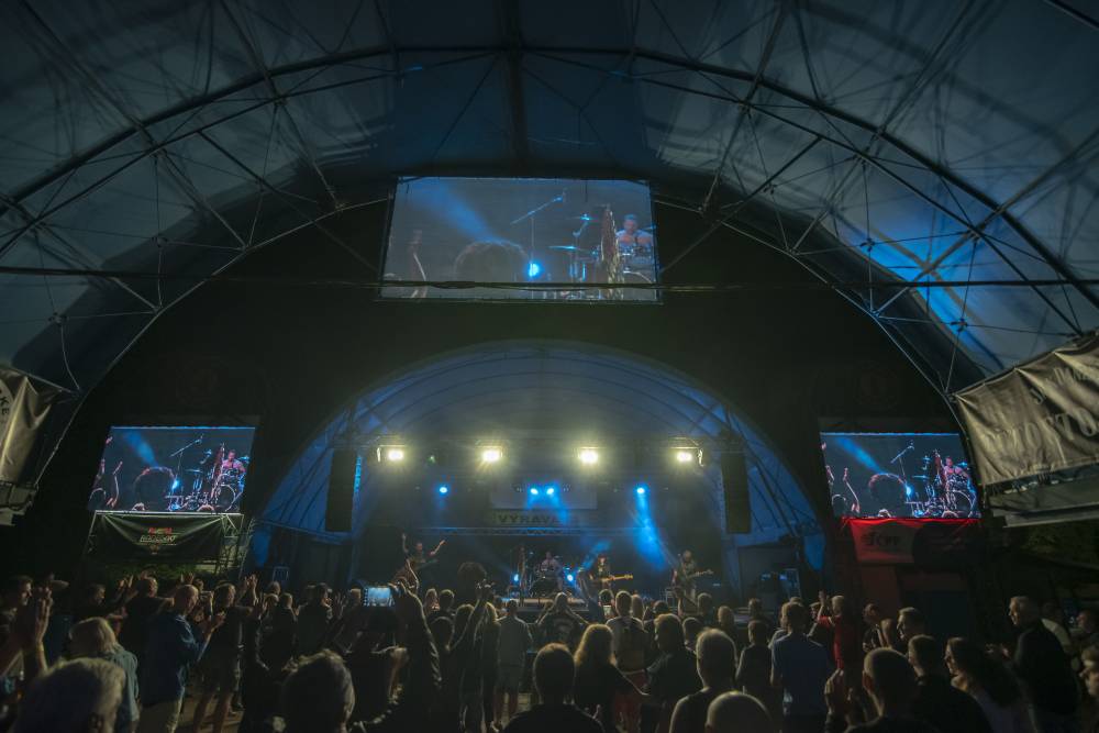 Letní parket ve Výravě se potýkal s výpadky elektřiny. Na pódiu bavili Pražský výběr, Vanua 2 a Vendetta