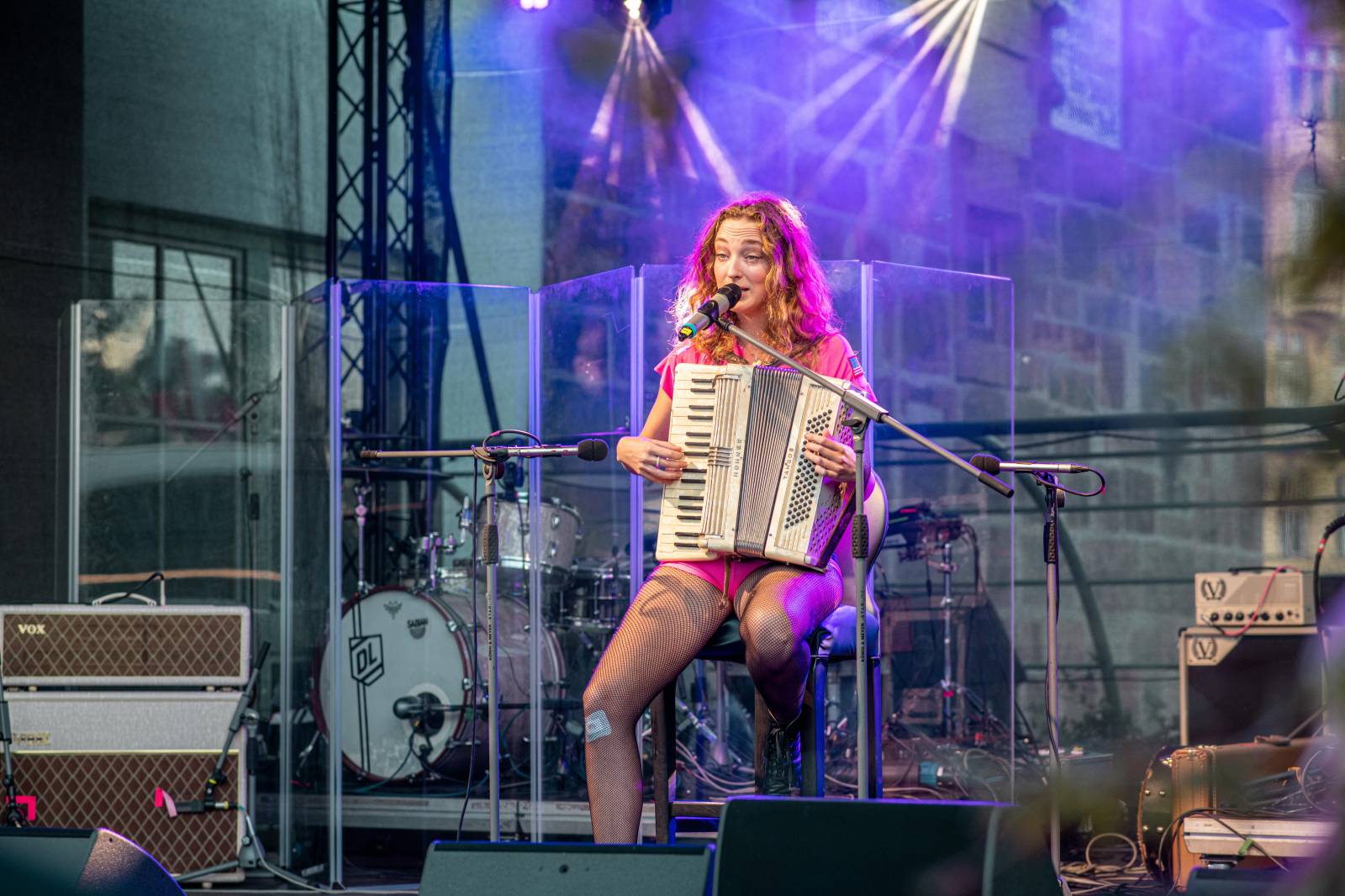 Universal představil své interprety, na tradičním showcase zahráli Sebastian, Lenny i Annabelle