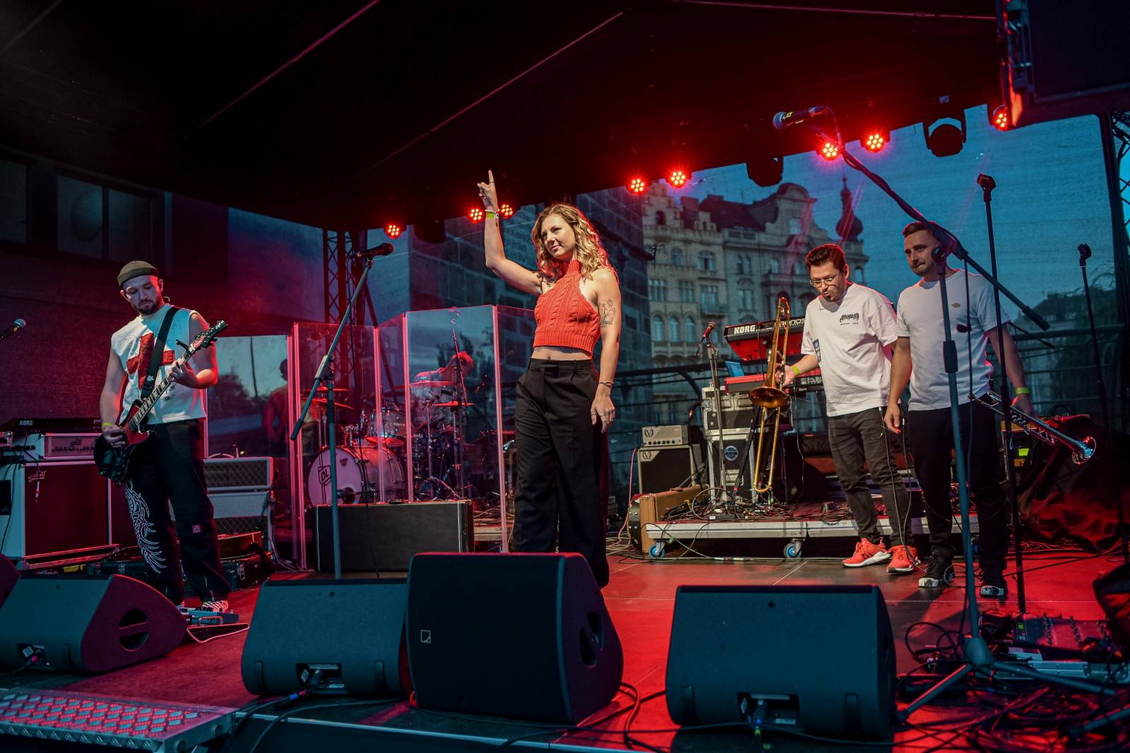 Universal představil své interprety, na tradičním showcase zahráli Sebastian, Lenny i Annabelle