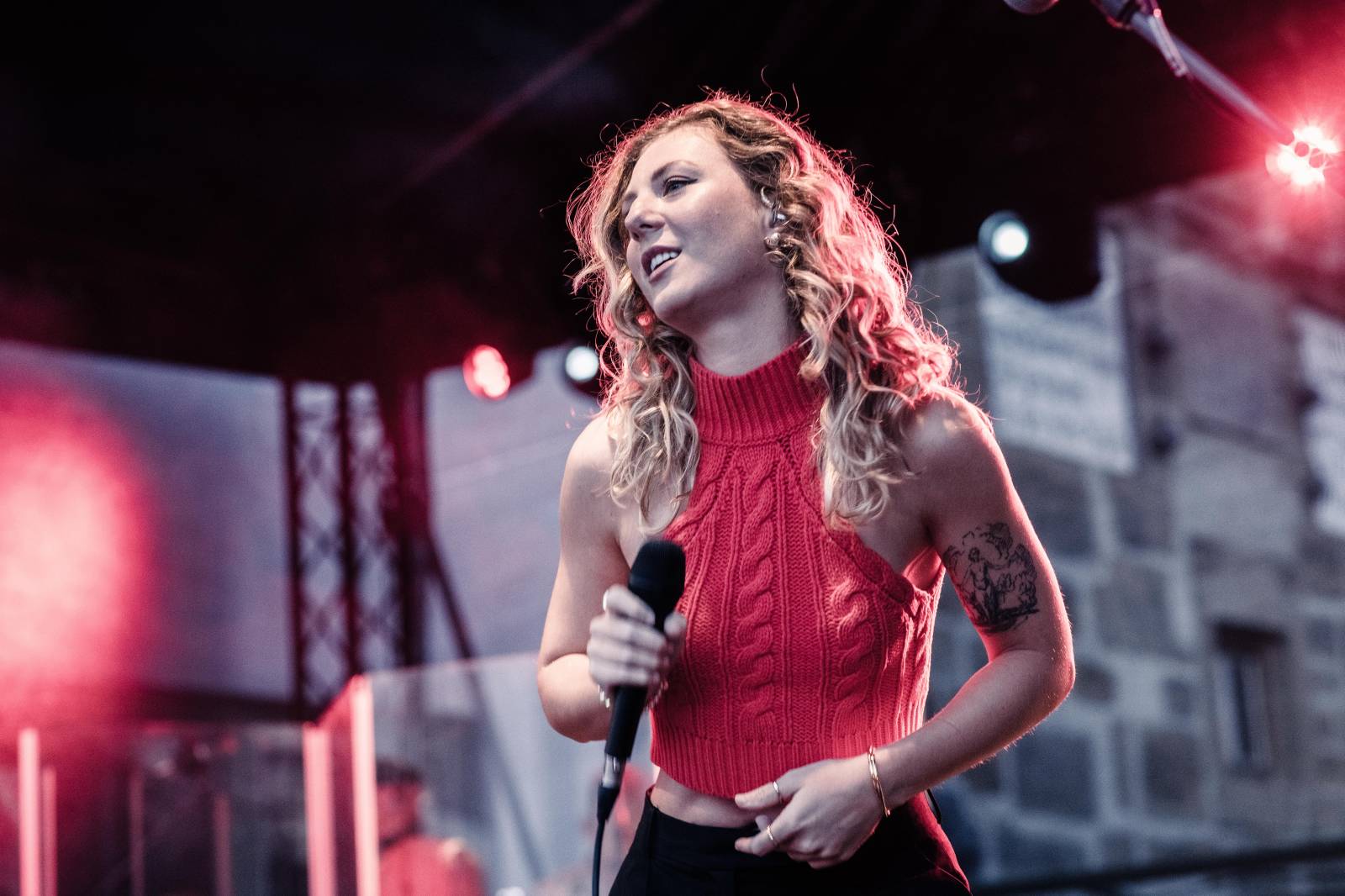 Universal představil své interprety, na tradičním showcase zahráli Sebastian, Lenny i Annabelle