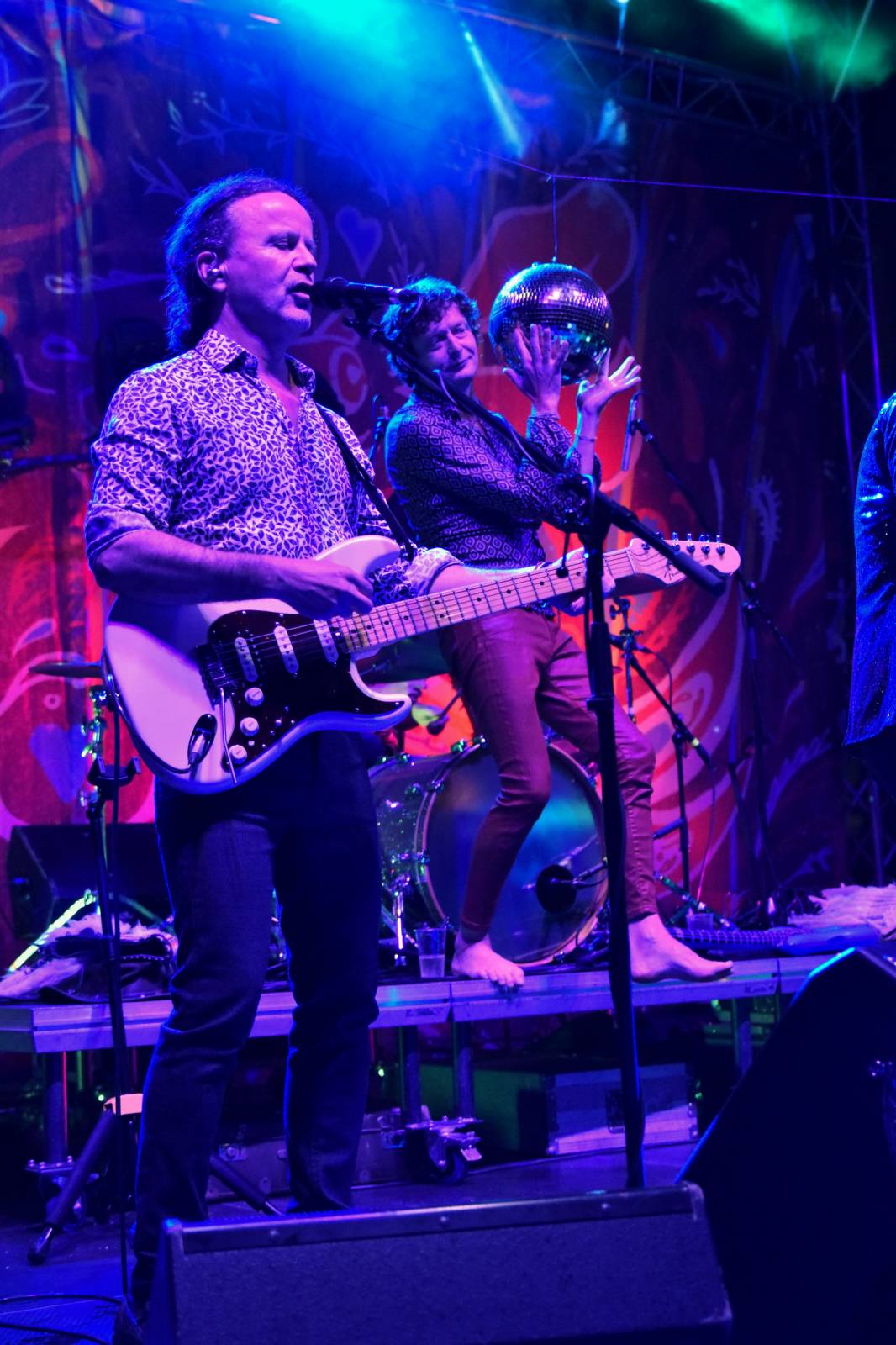 Mig 21 přivezli do Plzně déšť, fanynky pódium zasypaly kalhotkami