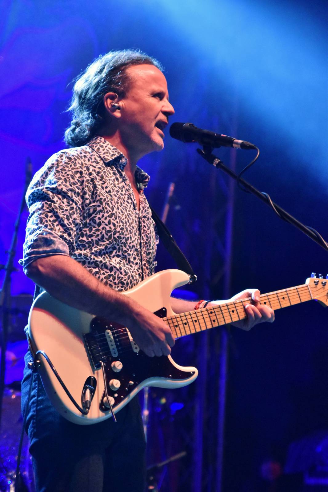 Mig 21 přivezli do Plzně déšť, fanynky pódium zasypaly kalhotkami