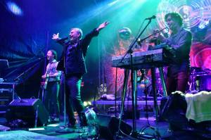 Mig 21 přivezli do Plzně déšť, fanynky pódium zasypaly kalhotkami