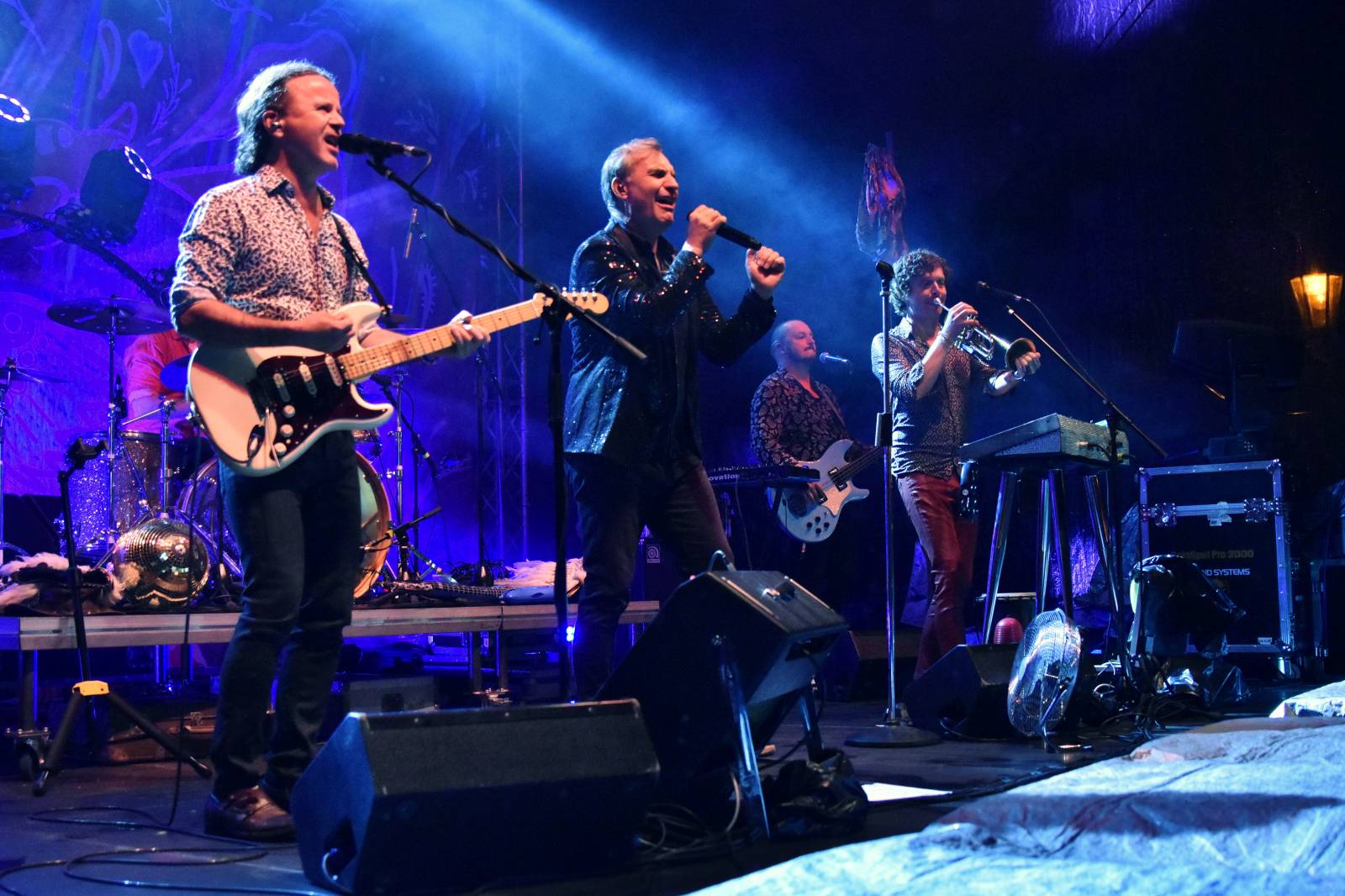 Mig 21 přivezli do Plzně déšť, fanynky pódium zasypaly kalhotkami