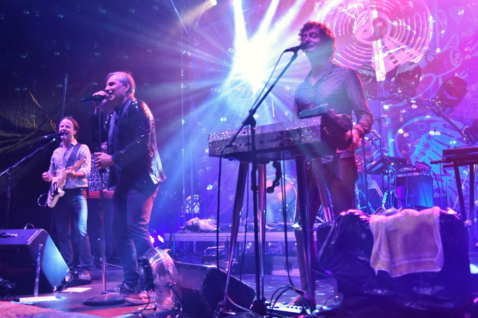 Mig 21 přivezli do Plzně déšť, fanynky pódium zasypaly kalhotkami