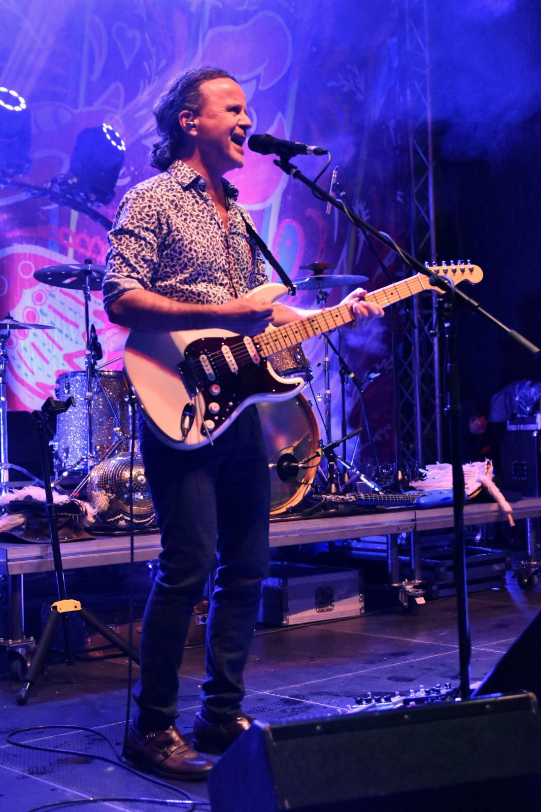 Mig 21 přivezli do Plzně déšť, fanynky pódium zasypaly kalhotkami