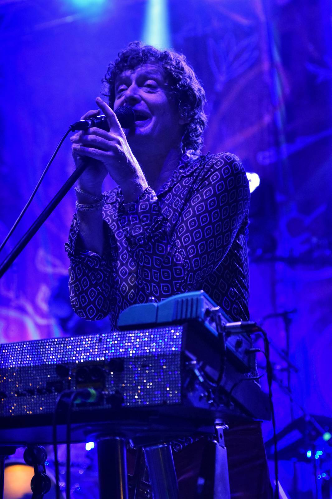 Mig 21 přivezli do Plzně déšť, fanynky pódium zasypaly kalhotkami