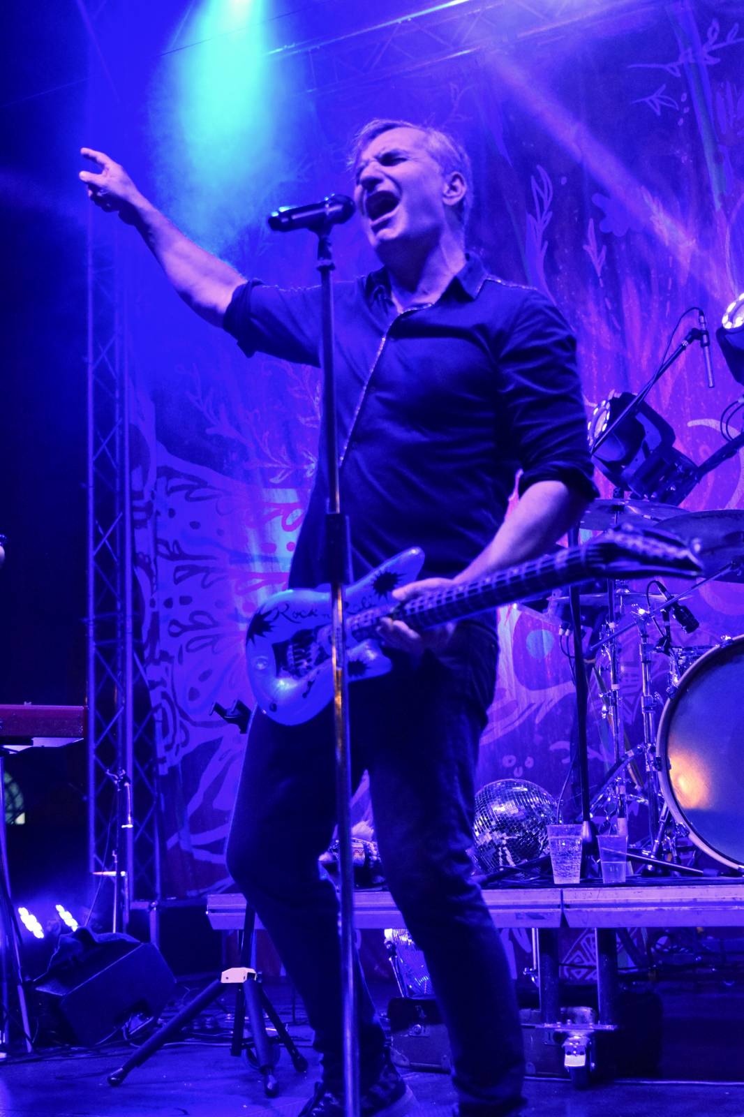 Mig 21 přivezli do Plzně déšť, fanynky pódium zasypaly kalhotkami