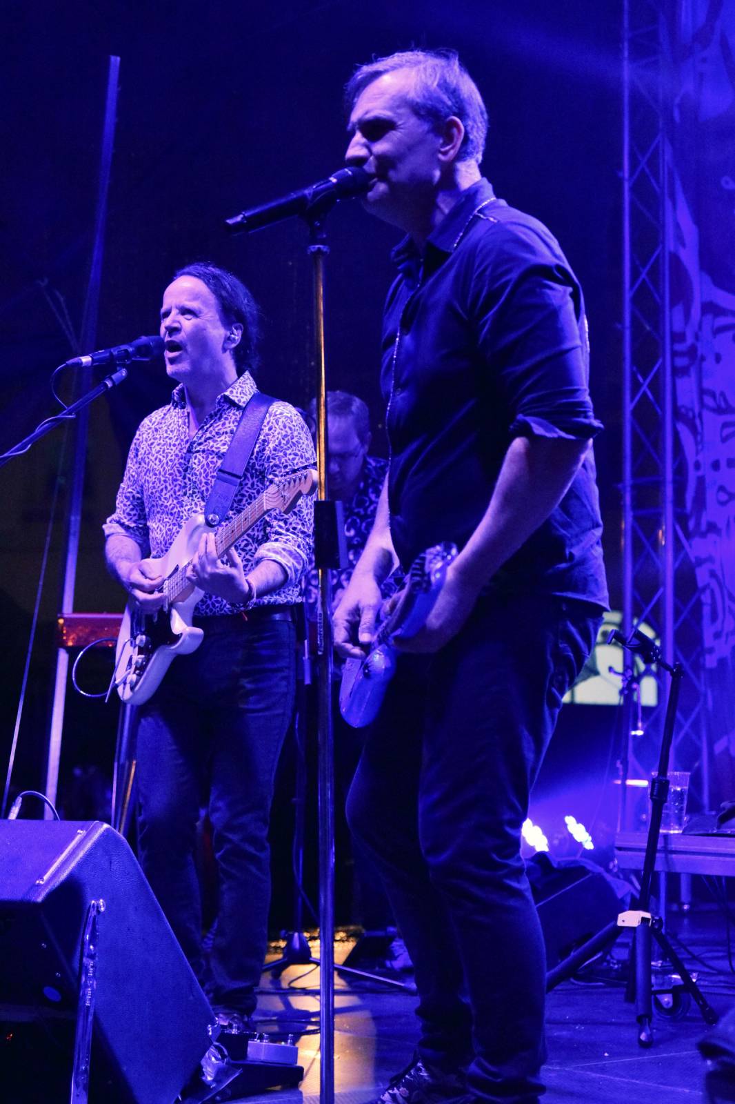 Mig 21 přivezli do Plzně déšť, fanynky pódium zasypaly kalhotkami