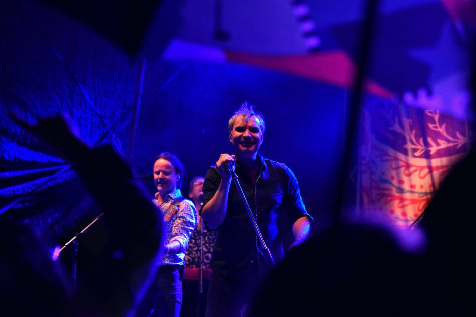 Mig 21 přivezli do Plzně déšť, fanynky pódium zasypaly kalhotkami