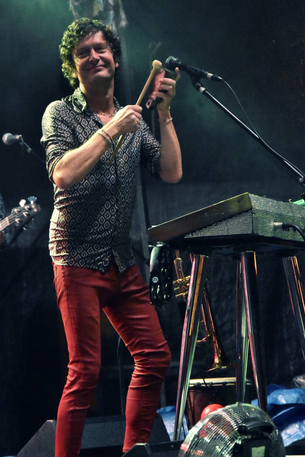 Mig 21 přivezli do Plzně déšť, fanynky pódium zasypaly kalhotkami