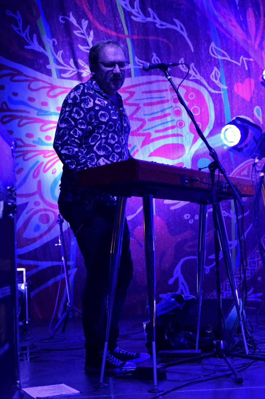 Mig 21 přivezli do Plzně déšť, fanynky pódium zasypaly kalhotkami