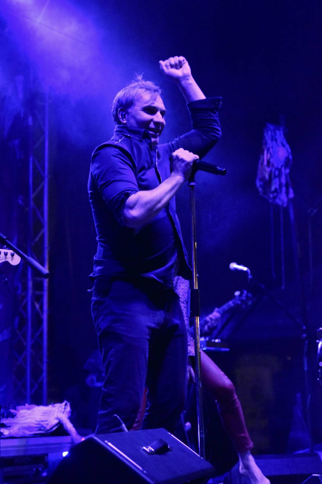 Mig 21 přivezli do Plzně déšť, fanynky pódium zasypaly kalhotkami