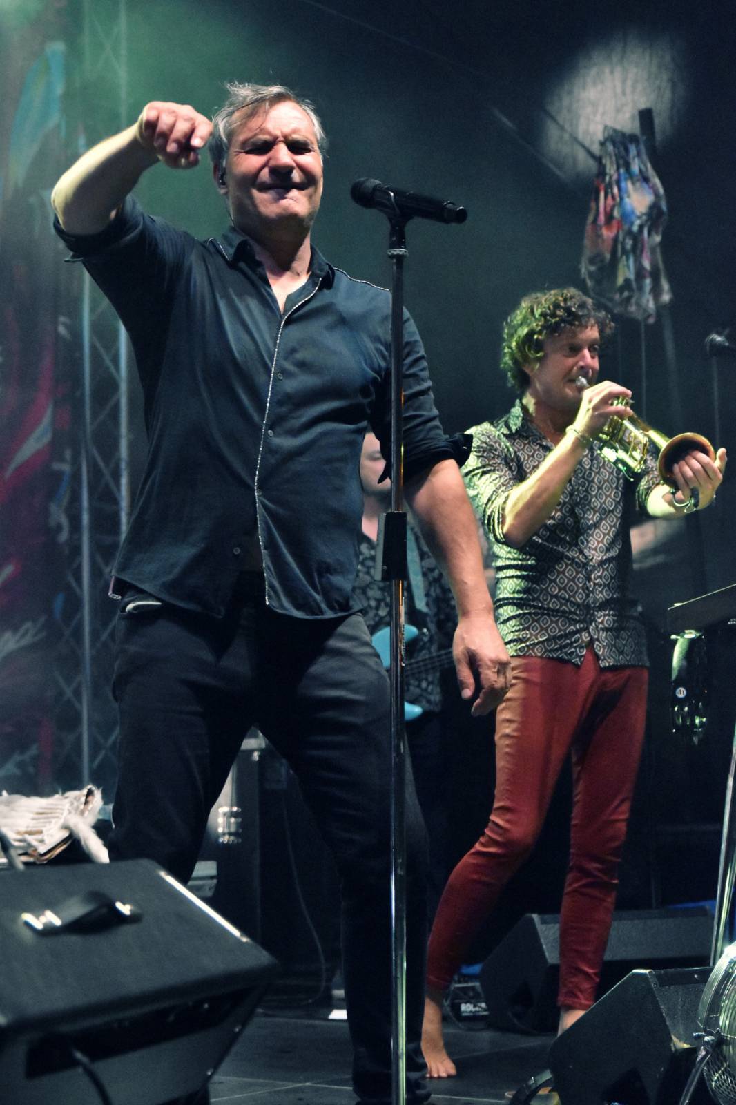 Mig 21 přivezli do Plzně déšť, fanynky pódium zasypaly kalhotkami