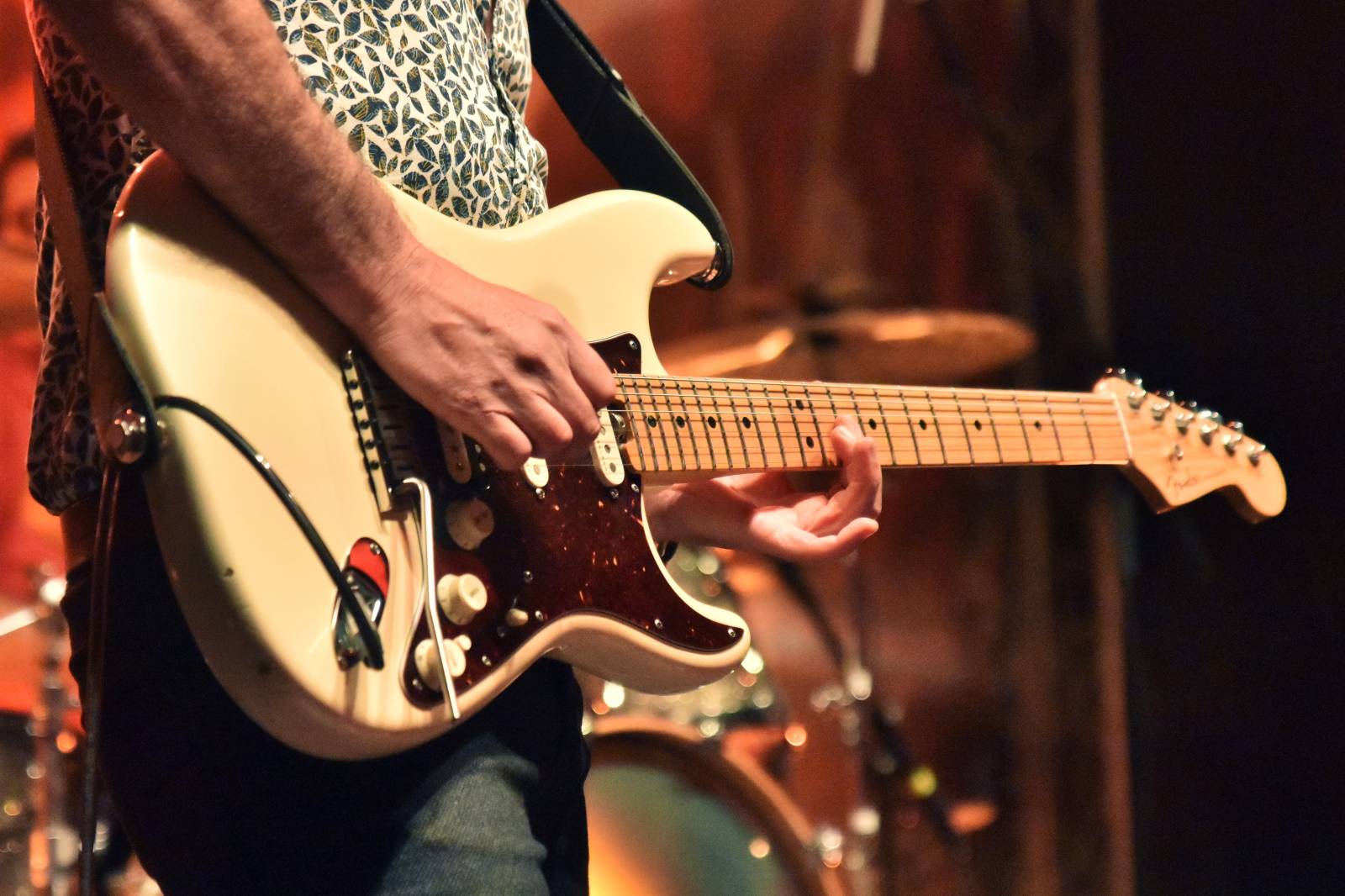 Mig 21 přivezli do Plzně déšť, fanynky pódium zasypaly kalhotkami