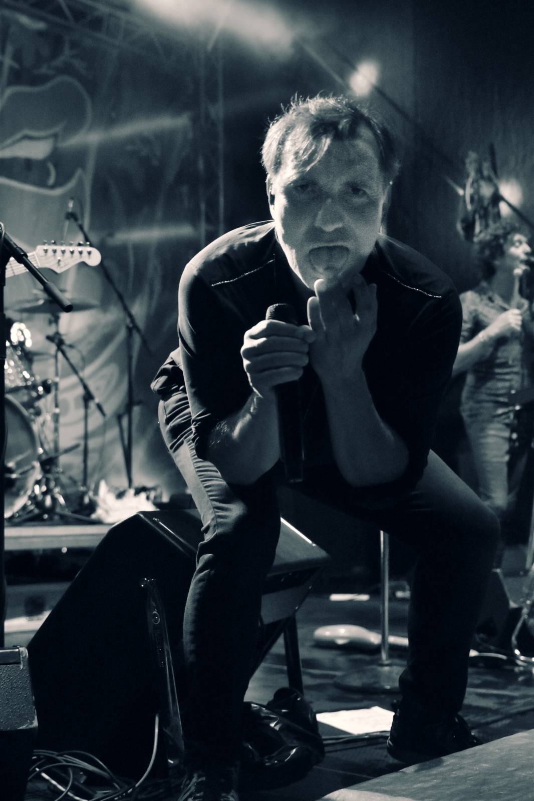 Mig 21 přivezli do Plzně déšť, fanynky pódium zasypaly kalhotkami