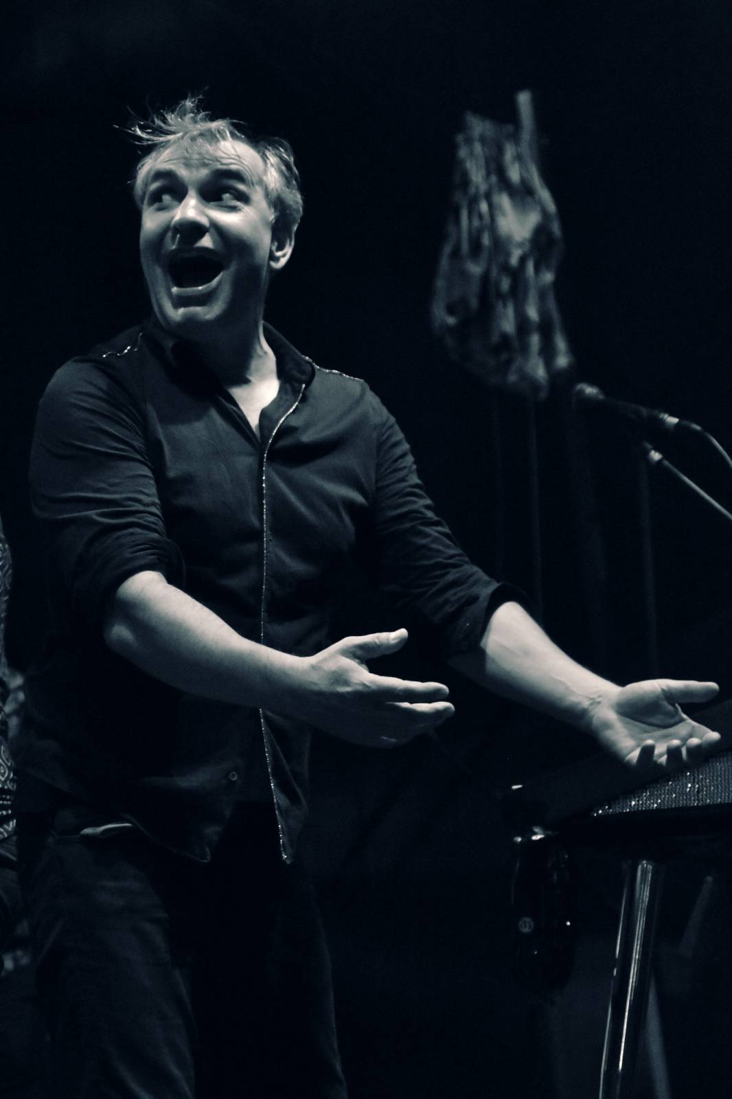 Mig 21 přivezli do Plzně déšť, fanynky pódium zasypaly kalhotkami