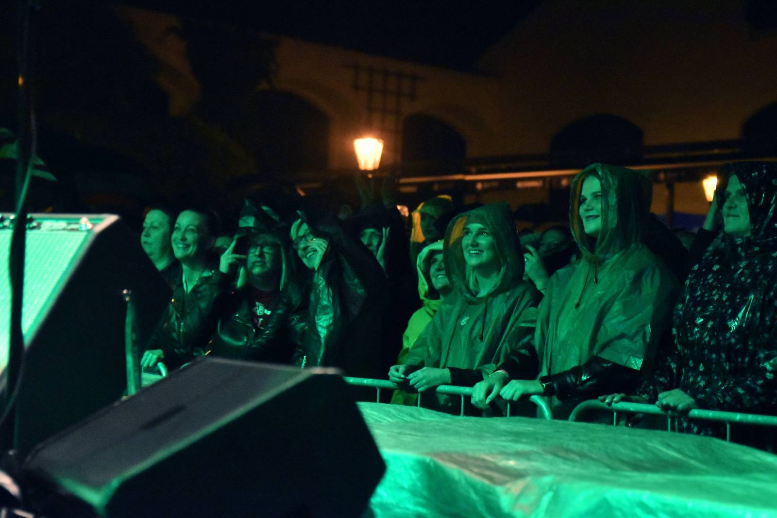 Mig 21 přivezli do Plzně déšť, fanynky pódium zasypaly kalhotkami