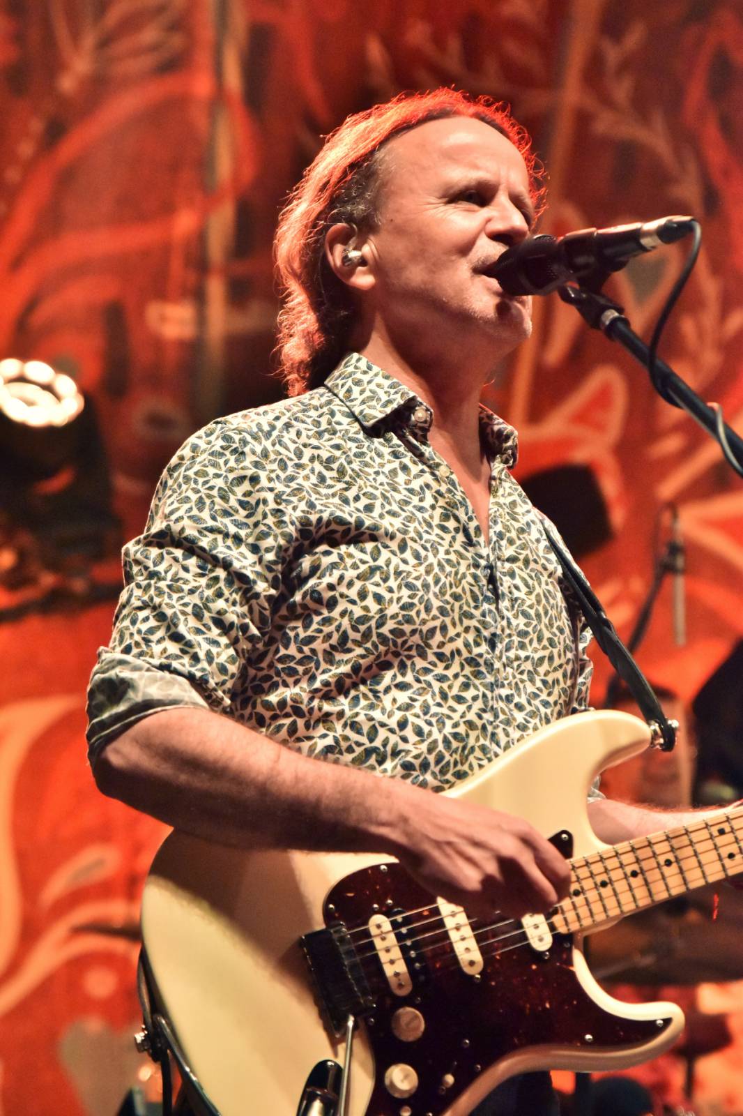 Mig 21 přivezli do Plzně déšť, fanynky pódium zasypaly kalhotkami