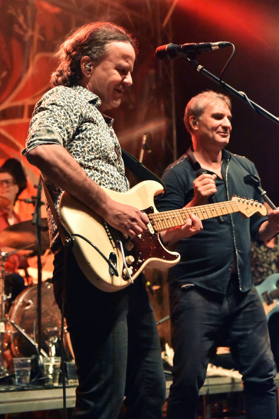 Mig 21 přivezli do Plzně déšť, fanynky pódium zasypaly kalhotkami