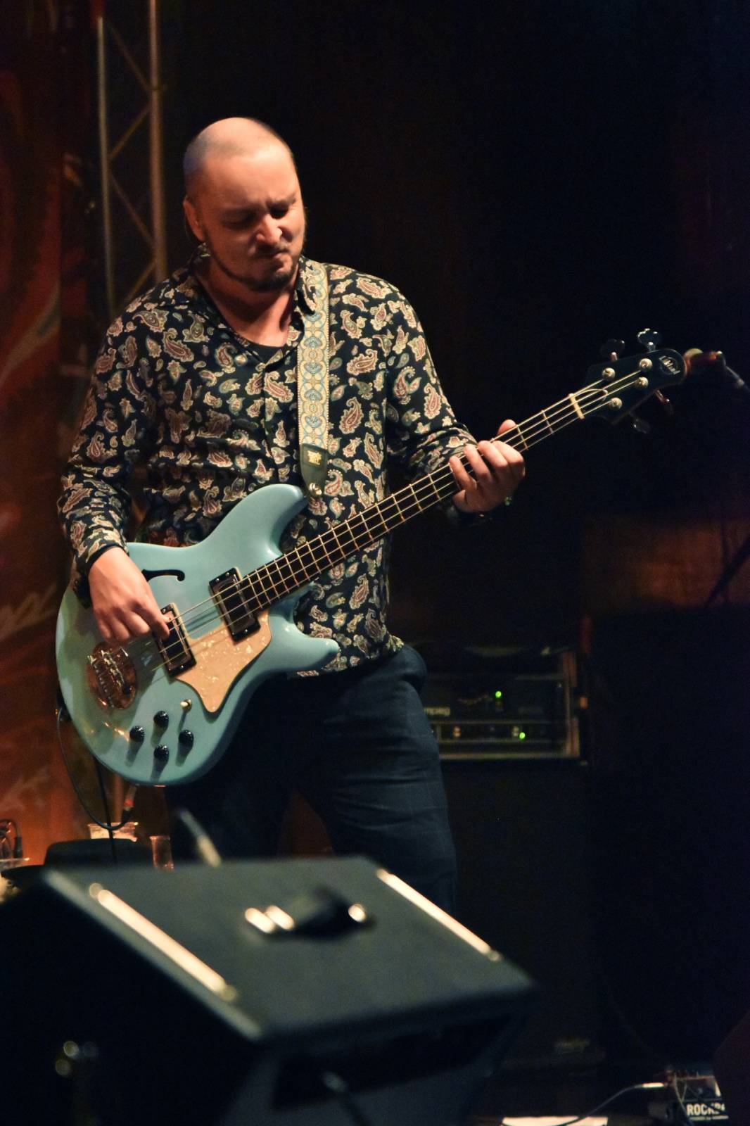 Mig 21 přivezli do Plzně déšť, fanynky pódium zasypaly kalhotkami