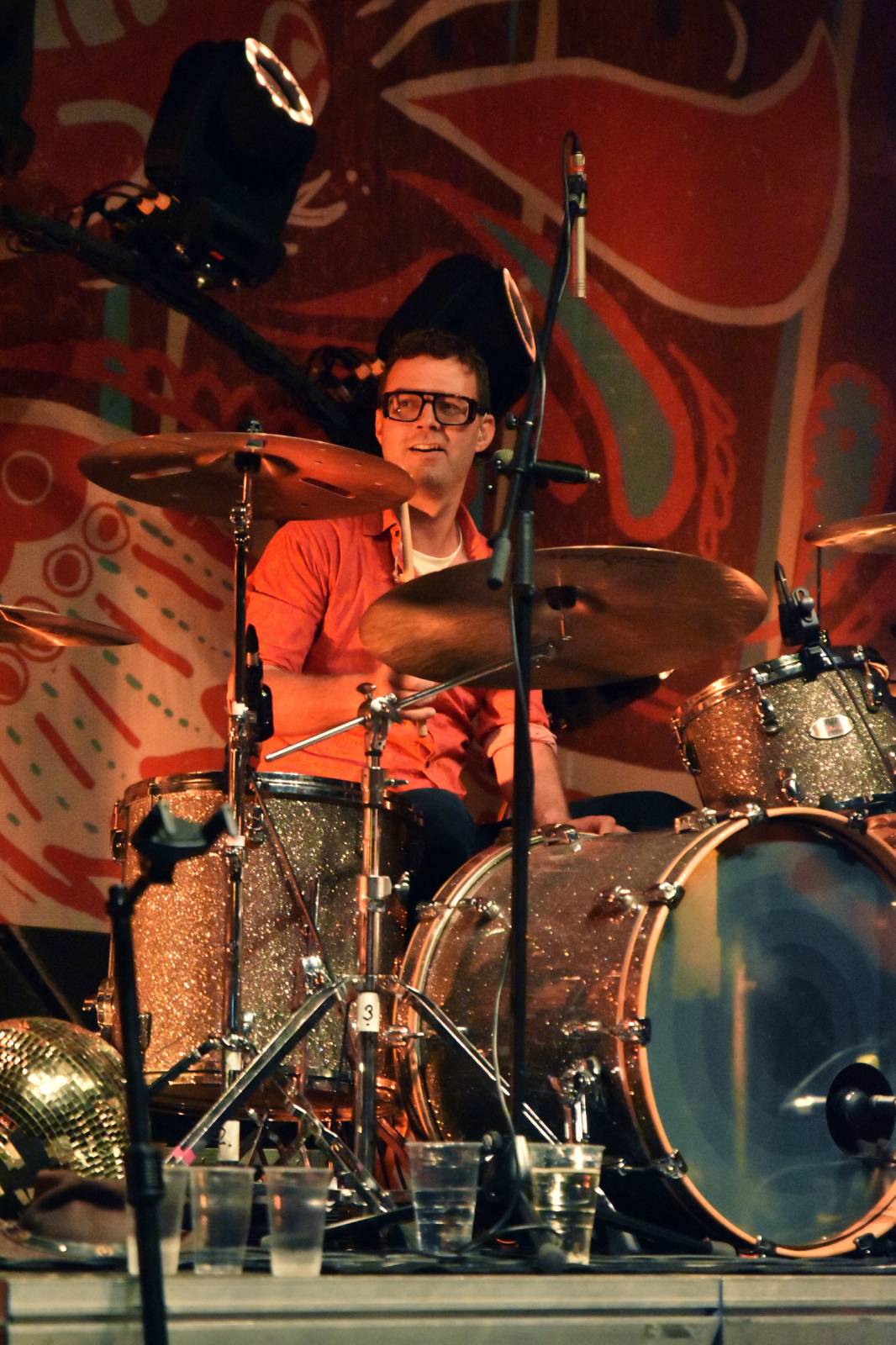 Mig 21 přivezli do Plzně déšť, fanynky pódium zasypaly kalhotkami