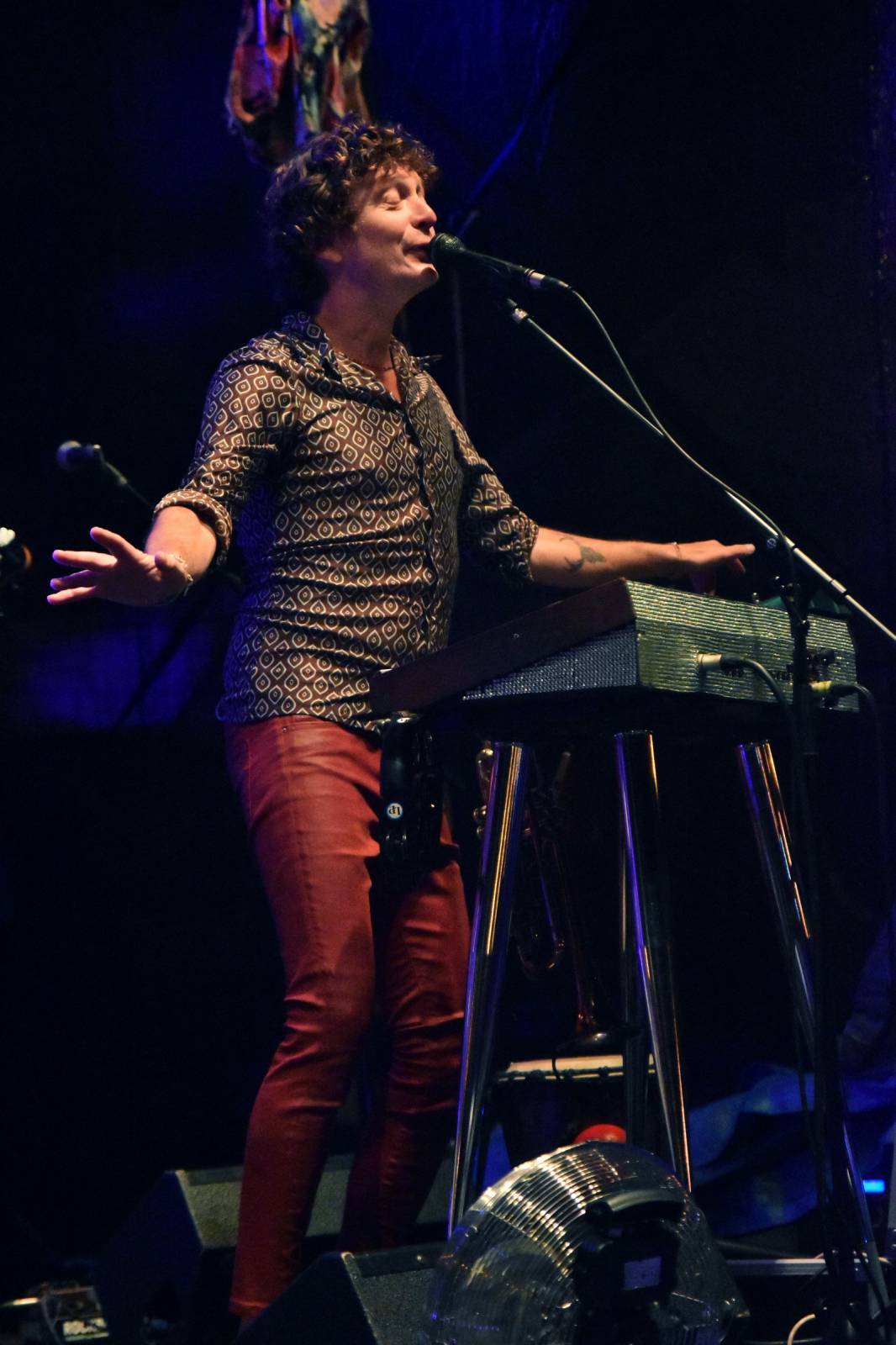 Mig 21 přivezli do Plzně déšť, fanynky pódium zasypaly kalhotkami