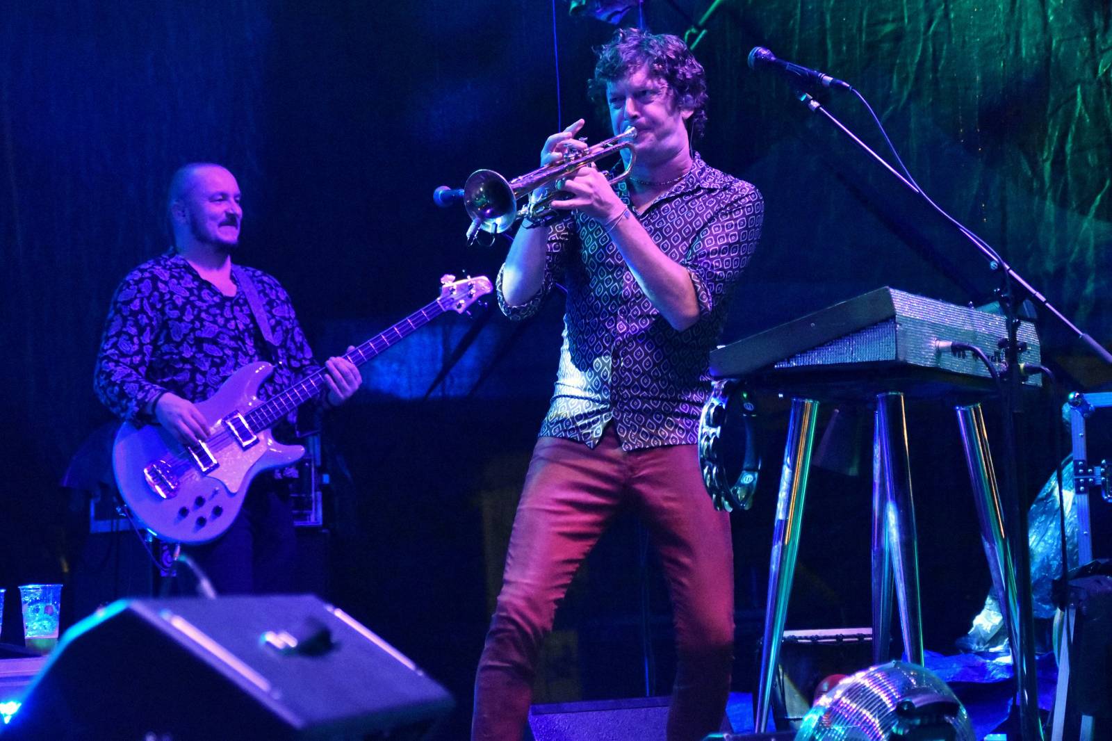 Mig 21 přivezli do Plzně déšť, fanynky pódium zasypaly kalhotkami