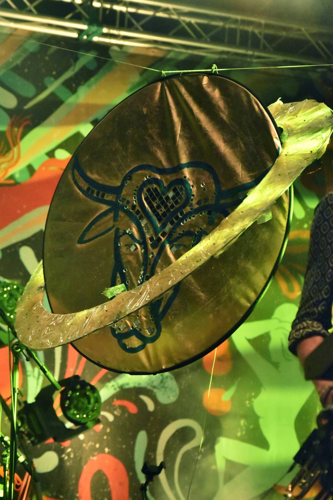 Mig 21 přivezli do Plzně déšť, fanynky pódium zasypaly kalhotkami