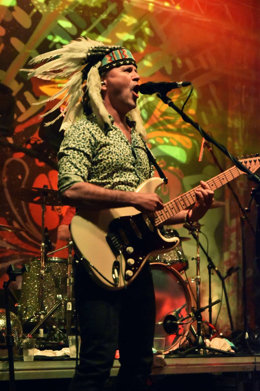 Mig 21 přivezli do Plzně déšť, fanynky pódium zasypaly kalhotkami