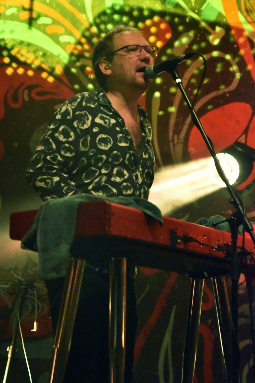 Mig 21 přivezli do Plzně déšť, fanynky pódium zasypaly kalhotkami