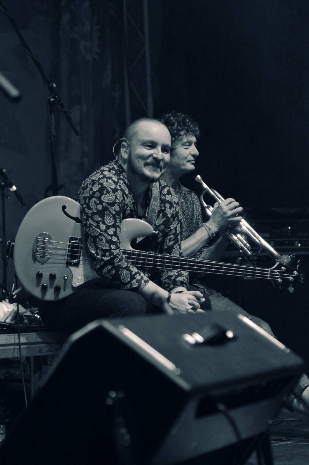 Mig 21 přivezli do Plzně déšť, fanynky pódium zasypaly kalhotkami