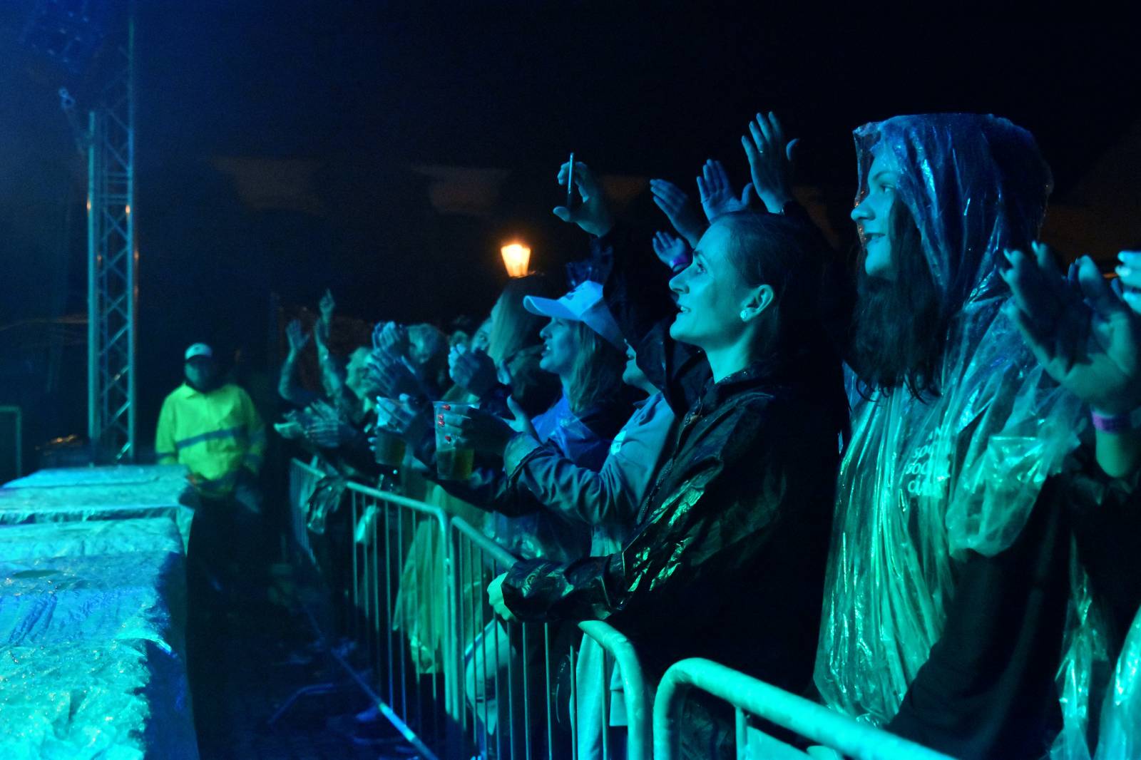 Mig 21 přivezli do Plzně déšť, fanynky pódium zasypaly kalhotkami