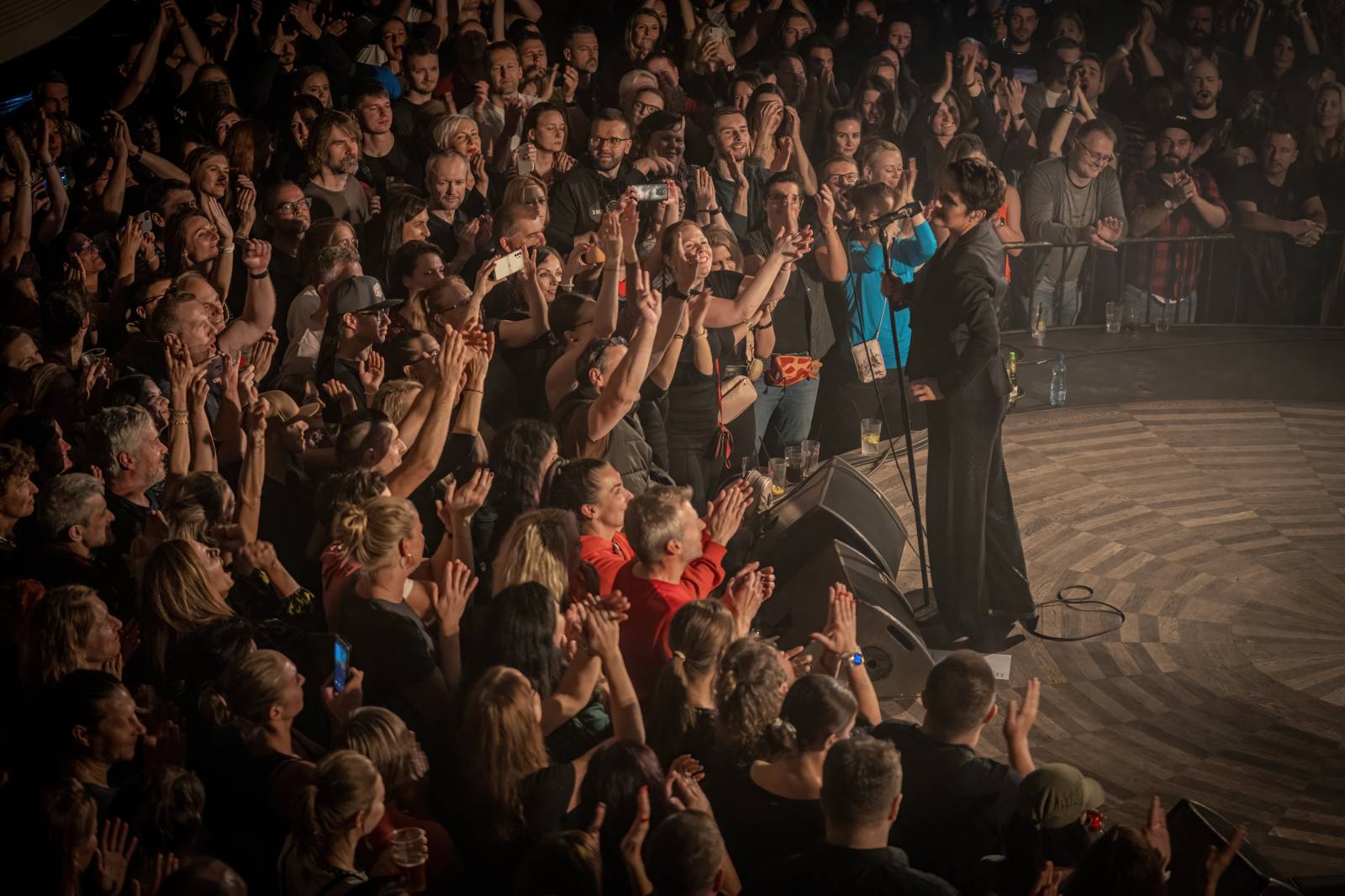 Kosheen si v Praze připomněli dvacáté výročí hitového alba Resist