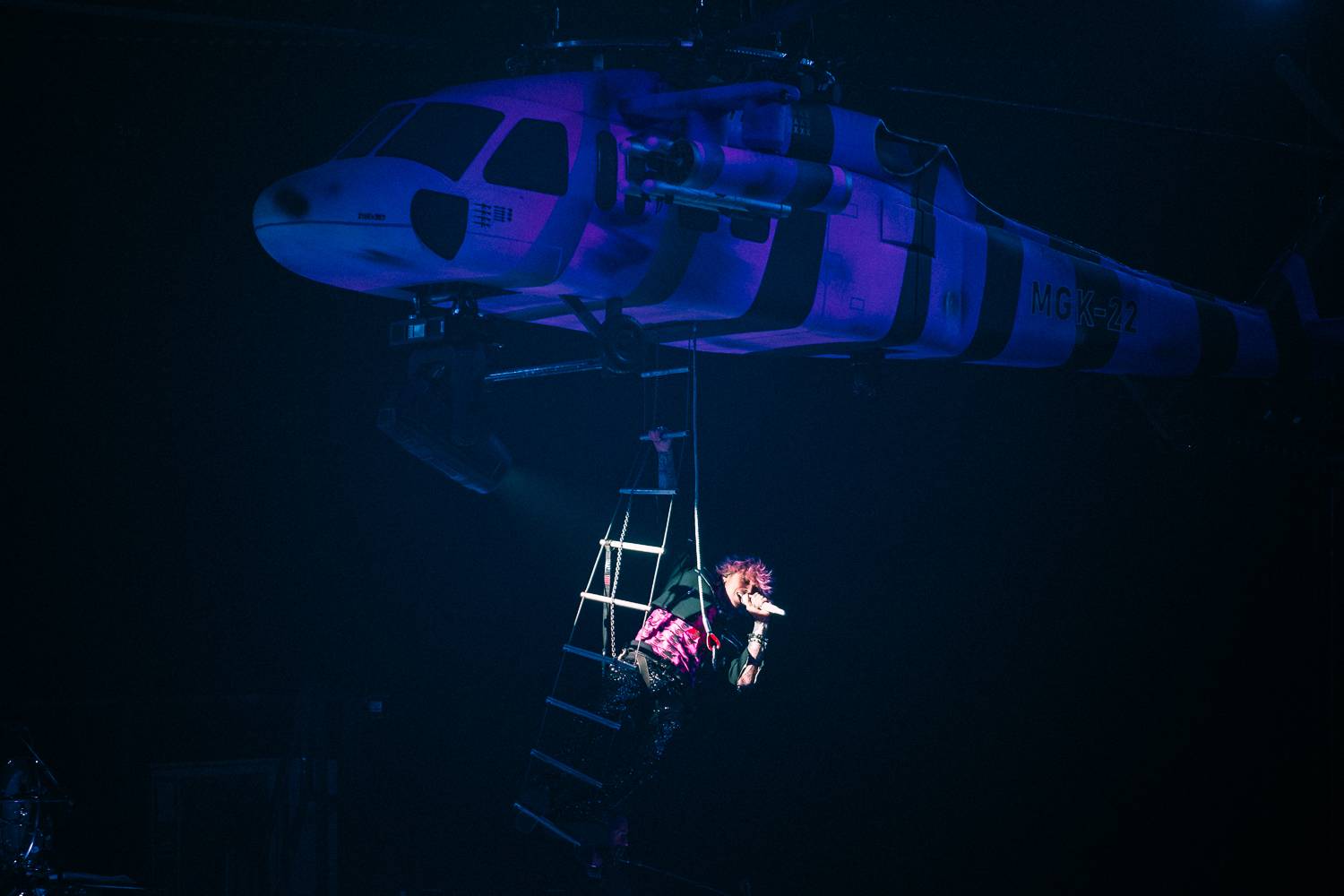 Machine Gun Kelly se v Praze vznášel ve vrtulníku a kouřil na pódiu cigára