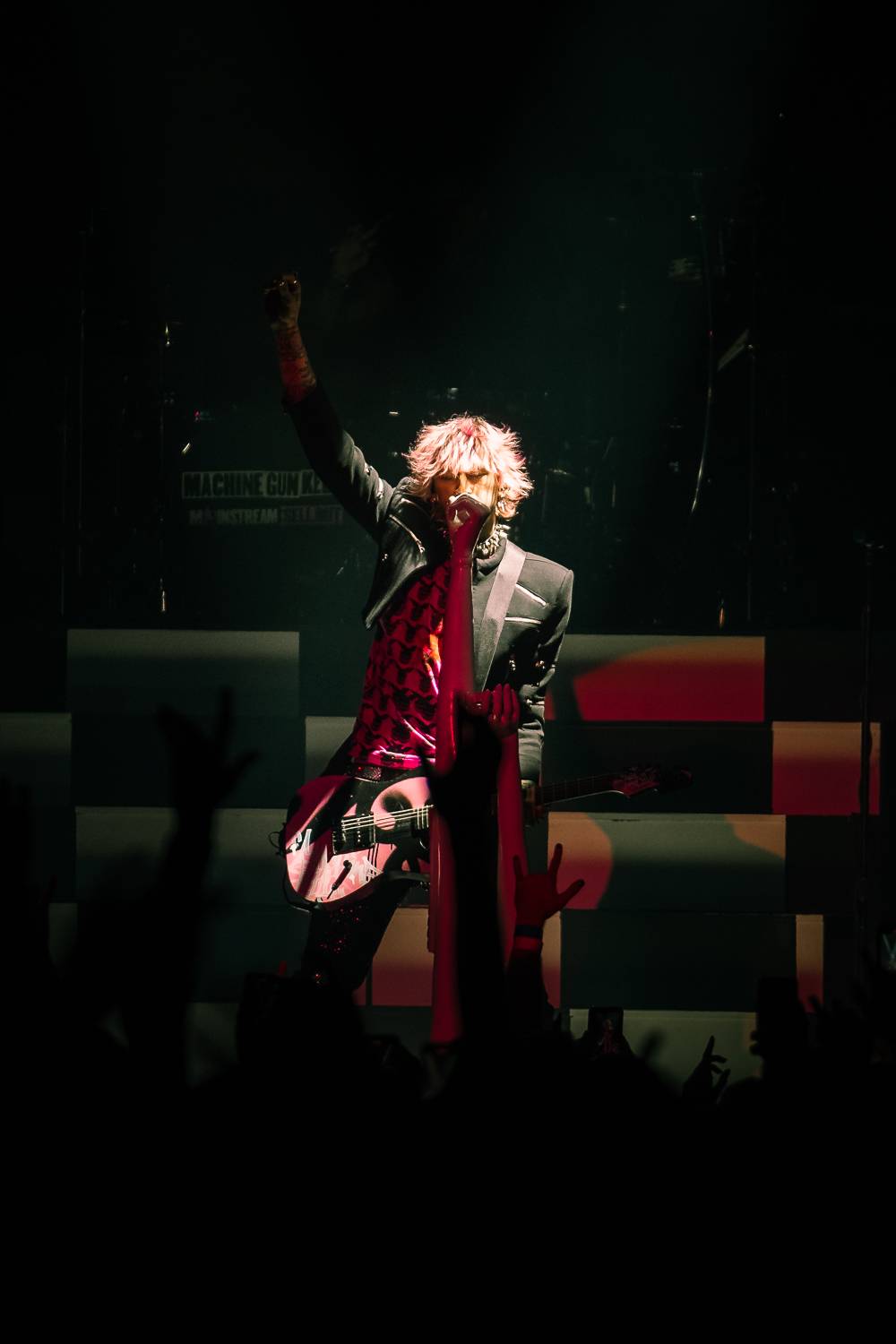 Machine Gun Kelly se v Praze vznášel ve vrtulníku a kouřil na pódiu cigára