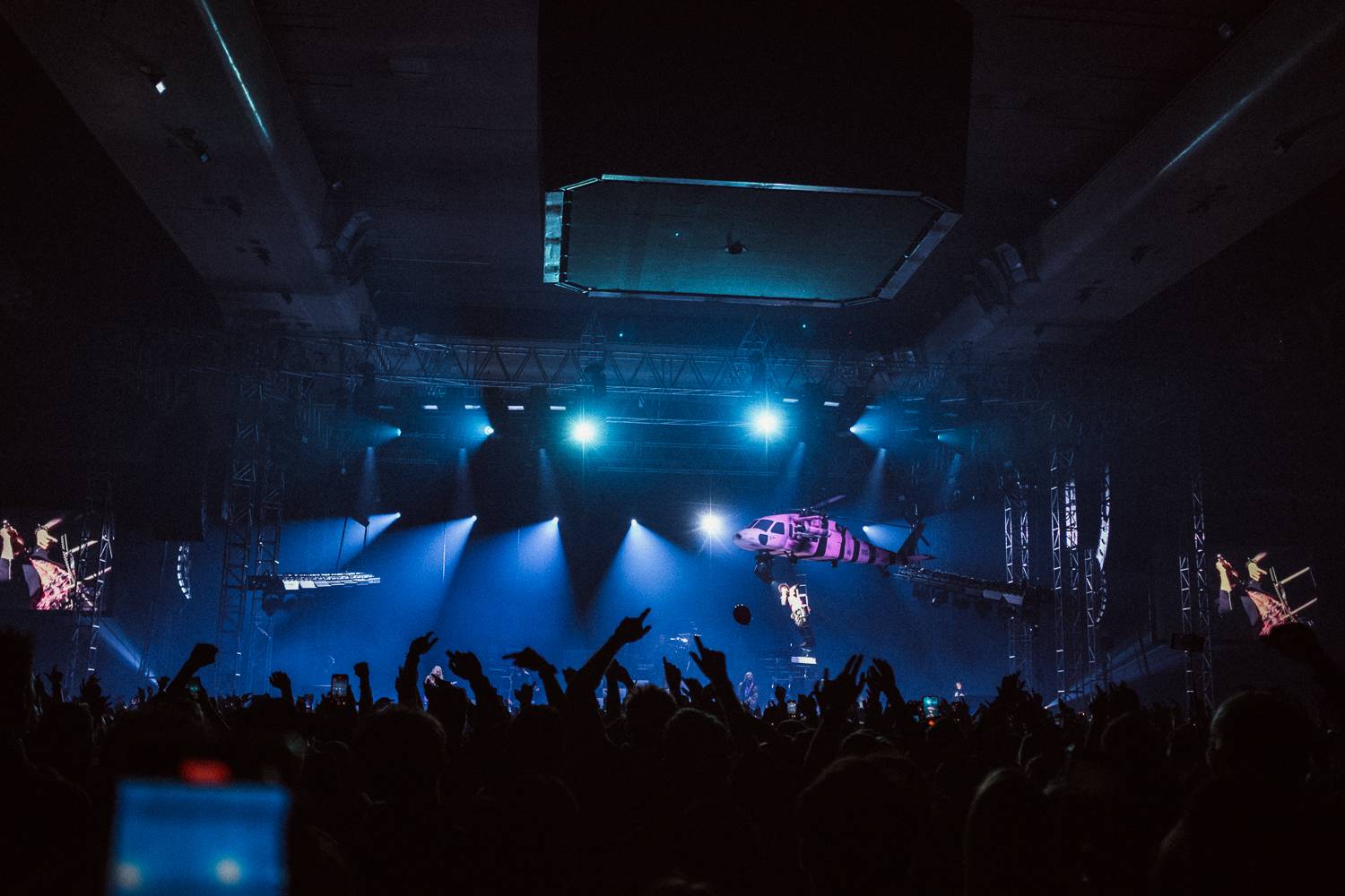 Machine Gun Kelly se v Praze vznášel ve vrtulníku a kouřil na pódiu cigára