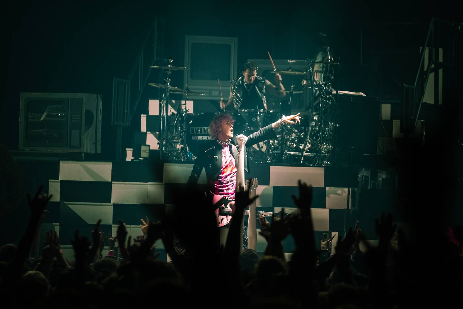 Machine Gun Kelly se v Praze vznášel ve vrtulníku a kouřil na pódiu cigára