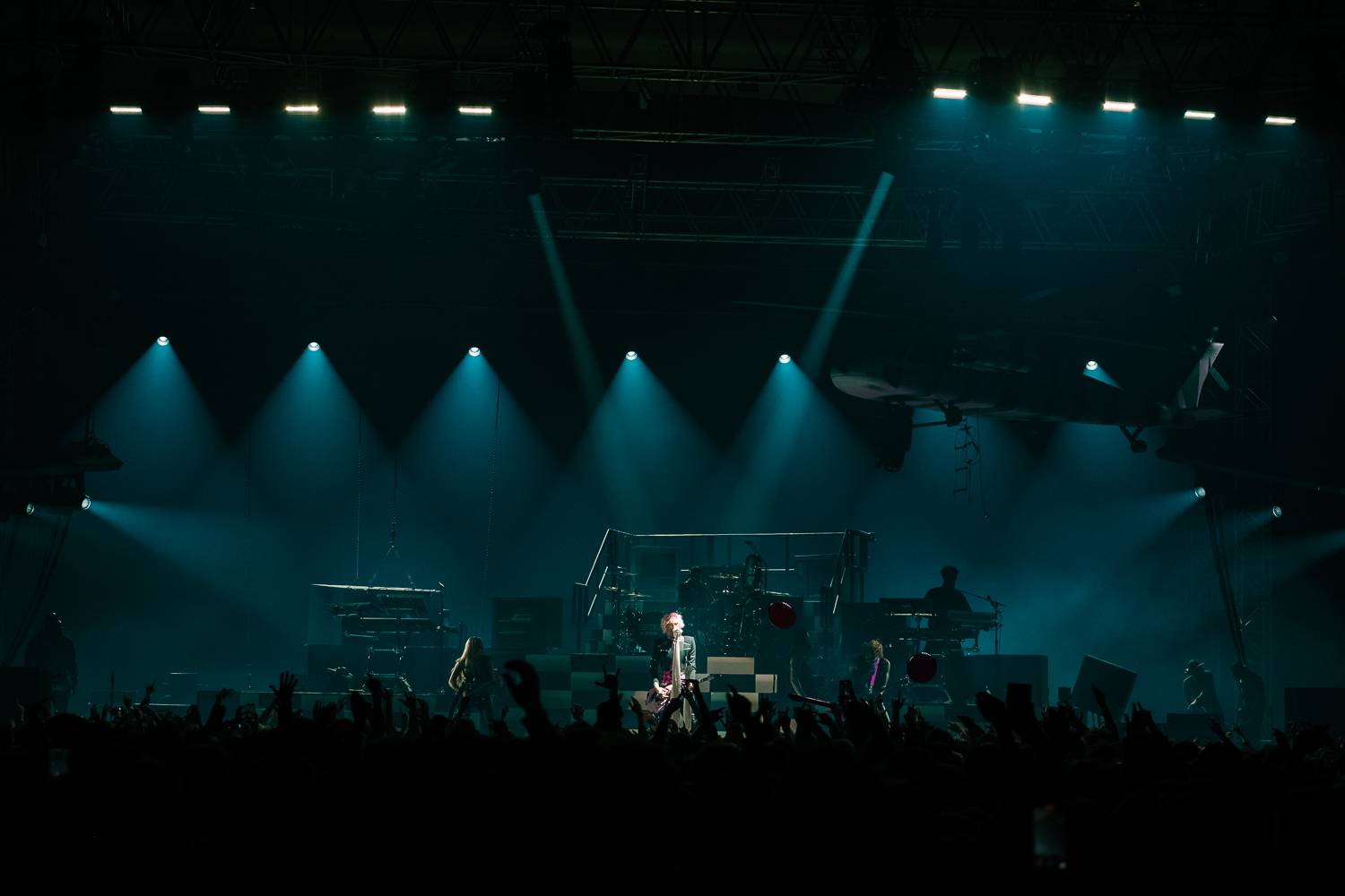 Machine Gun Kelly se v Praze vznášel ve vrtulníku a kouřil na pódiu cigára