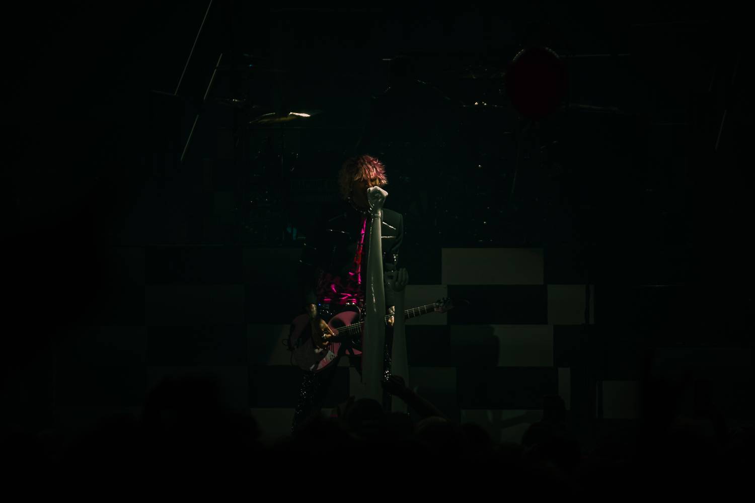 Machine Gun Kelly se v Praze vznášel ve vrtulníku a kouřil na pódiu cigára