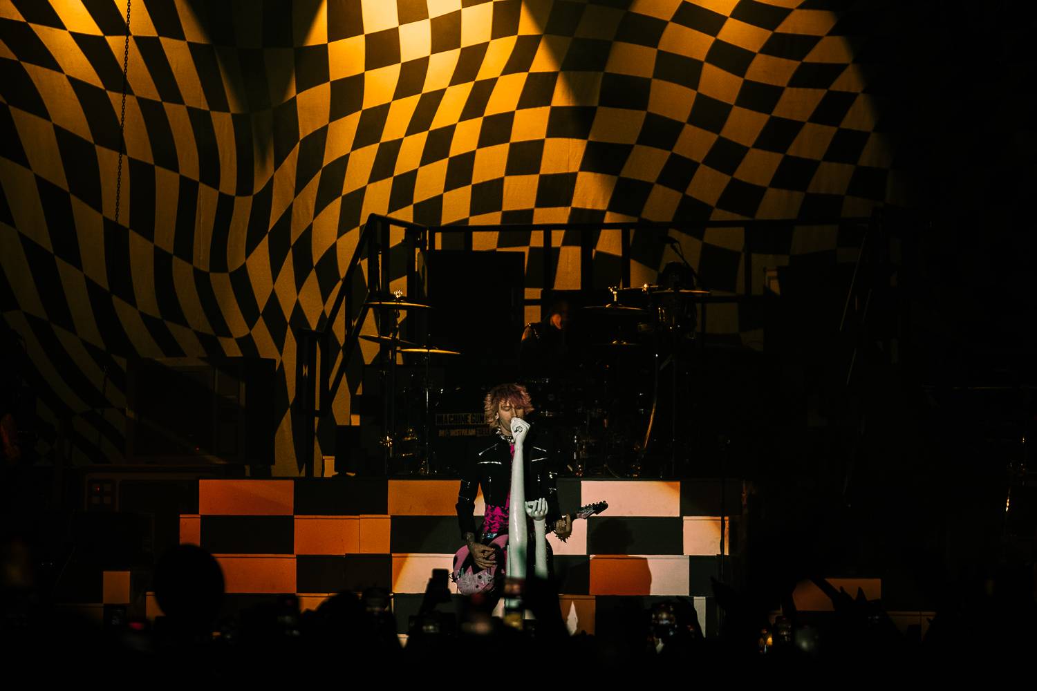 Machine Gun Kelly se v Praze vznášel ve vrtulníku a kouřil na pódiu cigára