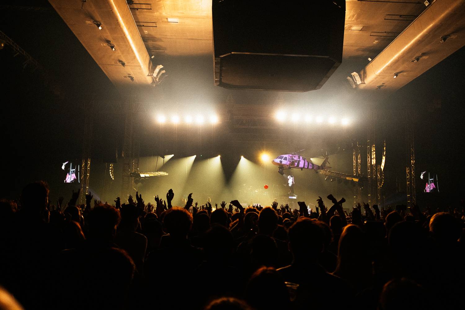 Machine Gun Kelly se v Praze vznášel ve vrtulníku a kouřil na pódiu cigára