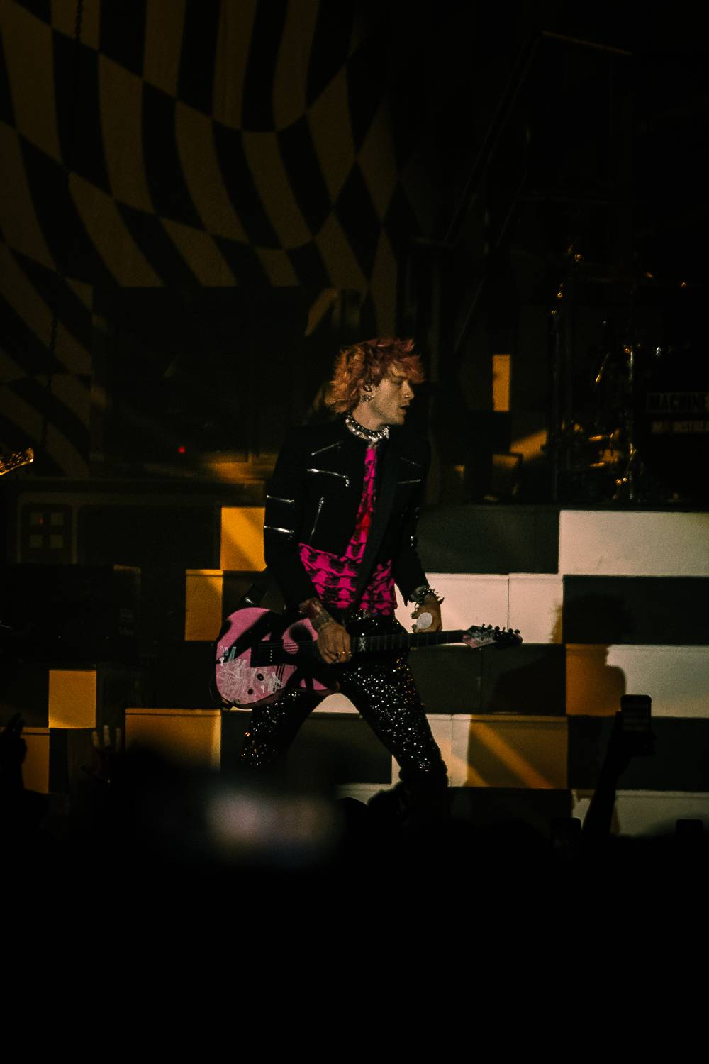 Machine Gun Kelly se v Praze vznášel ve vrtulníku a kouřil na pódiu cigára