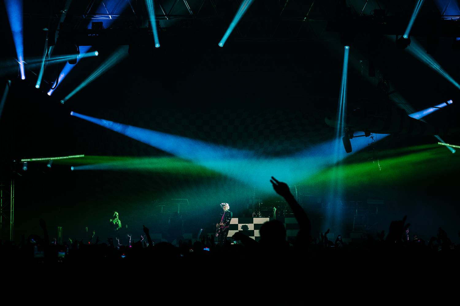 Machine Gun Kelly se v Praze vznášel ve vrtulníku a kouřil na pódiu cigára