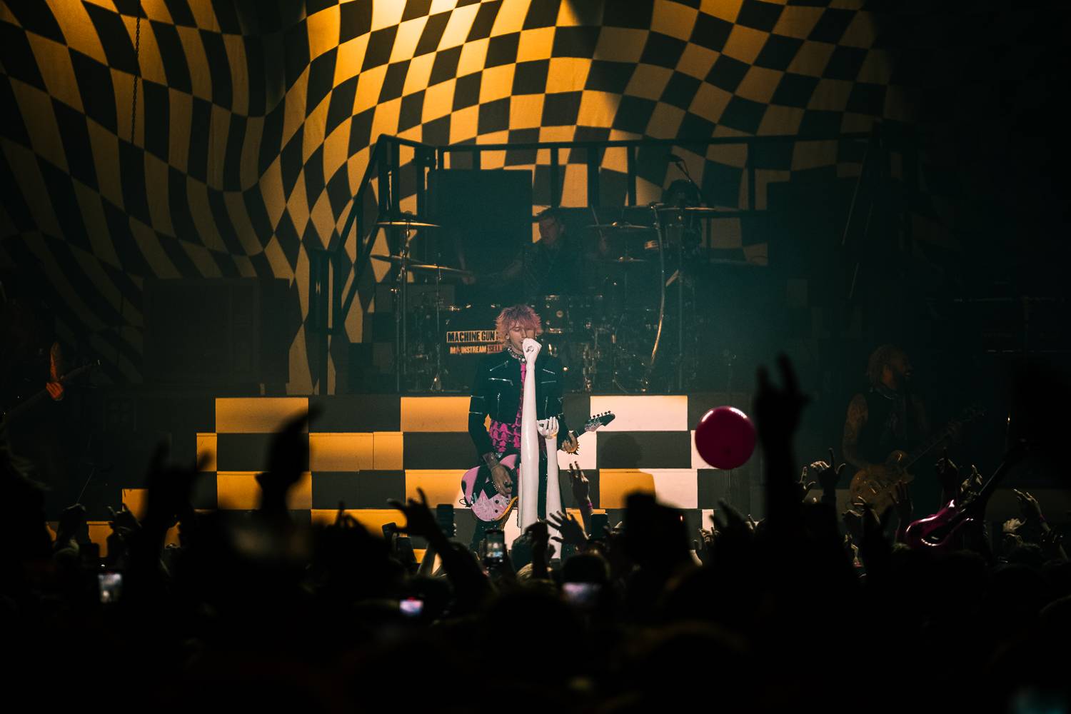 Machine Gun Kelly se v Praze vznášel ve vrtulníku a kouřil na pódiu cigára