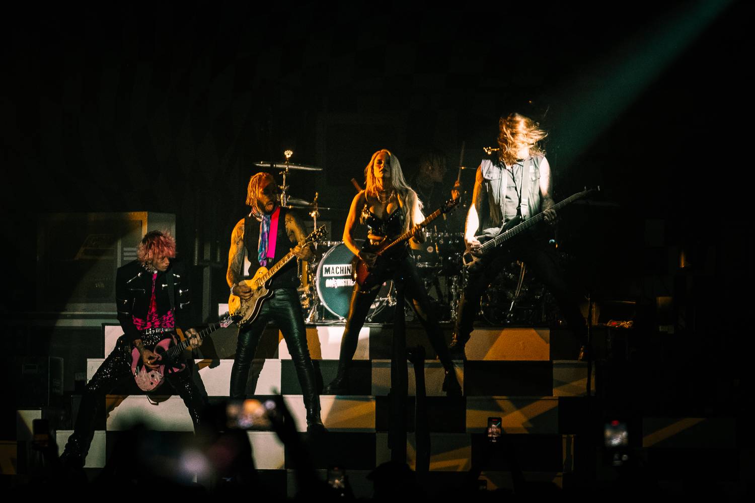 Machine Gun Kelly se v Praze vznášel ve vrtulníku a kouřil na pódiu cigára