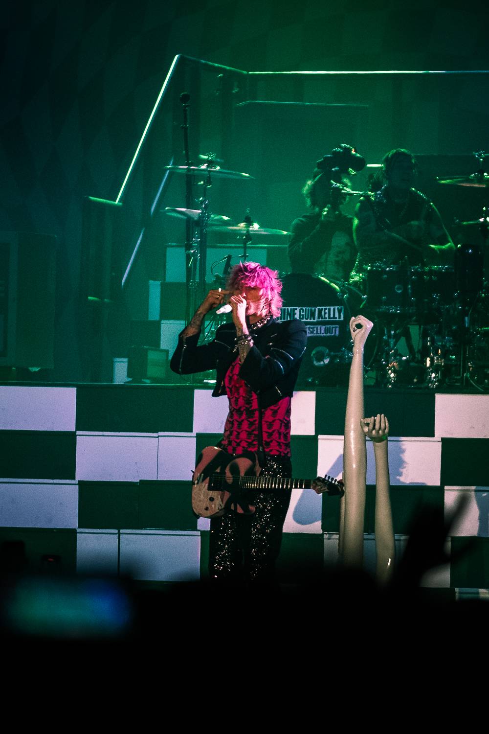 Machine Gun Kelly se v Praze vznášel ve vrtulníku a kouřil na pódiu cigára