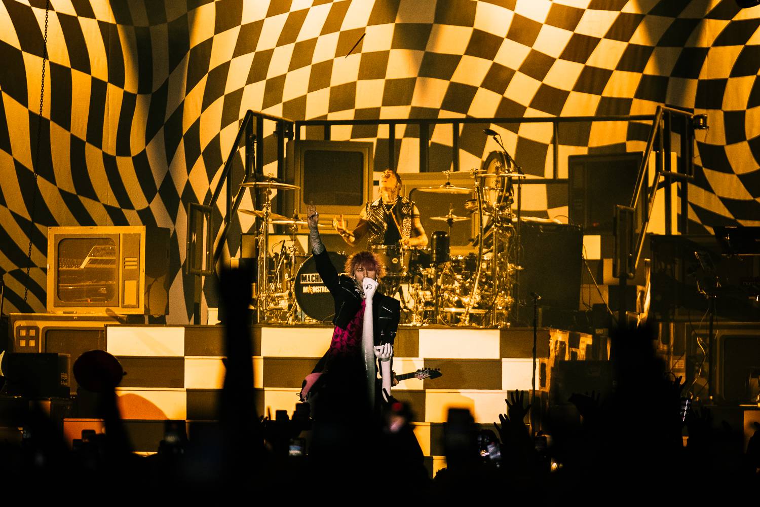 Machine Gun Kelly se v Praze vznášel ve vrtulníku a kouřil na pódiu cigára