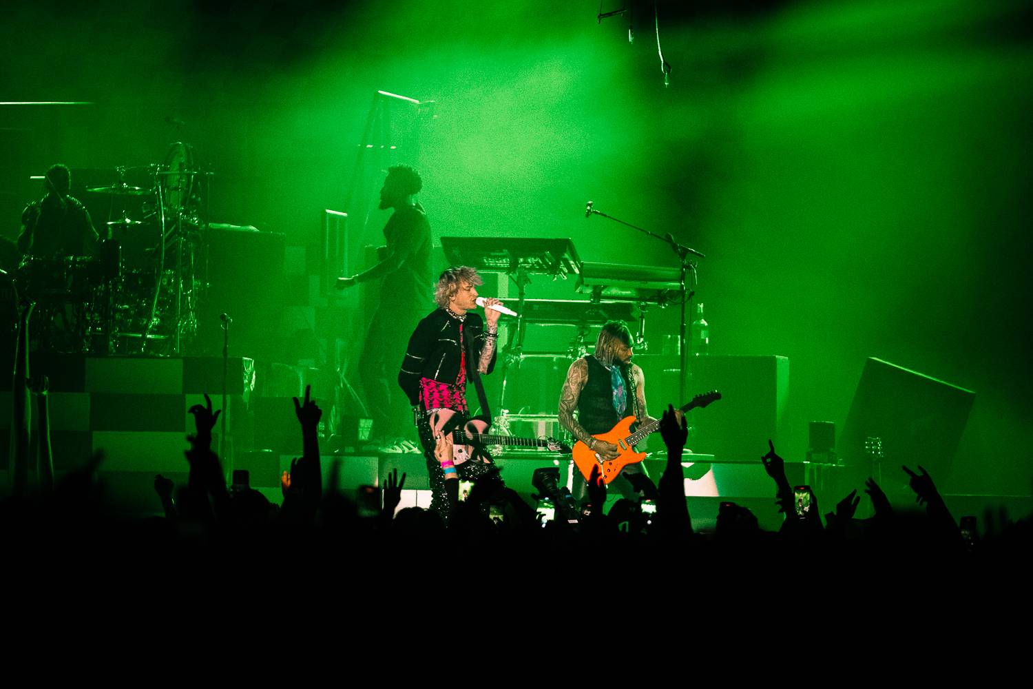 Machine Gun Kelly se v Praze vznášel ve vrtulníku a kouřil na pódiu cigára